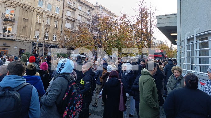 Đaci i roditelji ispred Pete